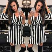 Stílusos csíkos női ruha fekete-fehér színben