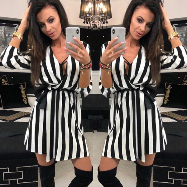 Stílusos csíkos női ruha fekete-fehér színben