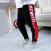 Παιδικά αθλητικά παντελόνια για αγόρια σε μαύρο χρώμα με επιγραφή