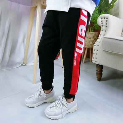 Παιδικά αθλητικά παντελόνια για αγόρια σε μαύρο χρώμα με επιγραφή