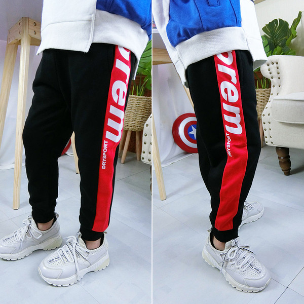 Παιδικά αθλητικά παντελόνια για αγόρια σε μαύρο χρώμα με επιγραφή