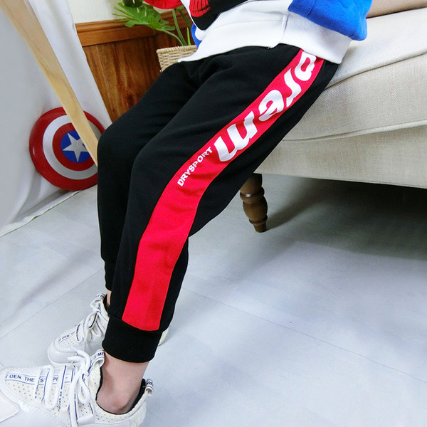 Παιδικά αθλητικά παντελόνια για αγόρια σε μαύρο χρώμα με επιγραφή