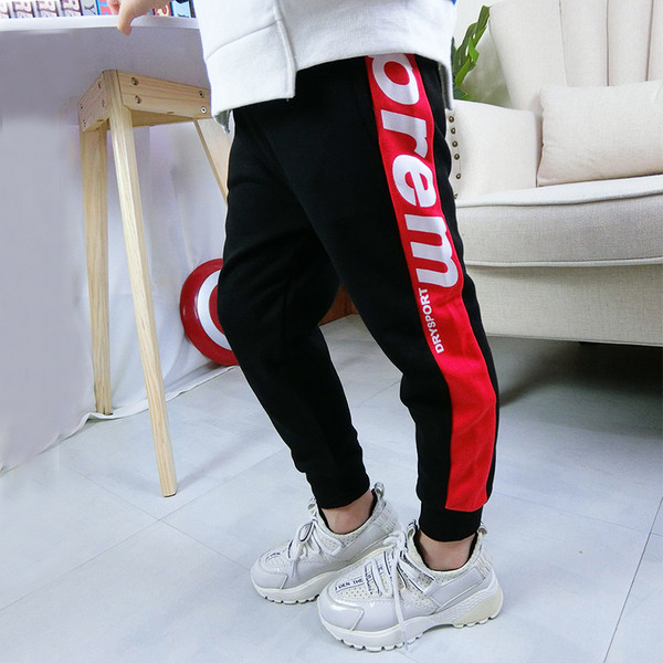 Παιδικά αθλητικά παντελόνια για αγόρια σε μαύρο χρώμα με επιγραφή