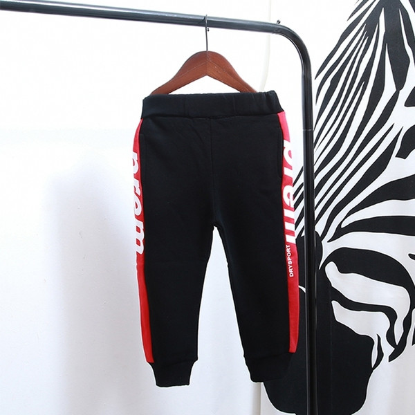 Παιδικά αθλητικά παντελόνια για αγόρια σε μαύρο χρώμα με επιγραφή