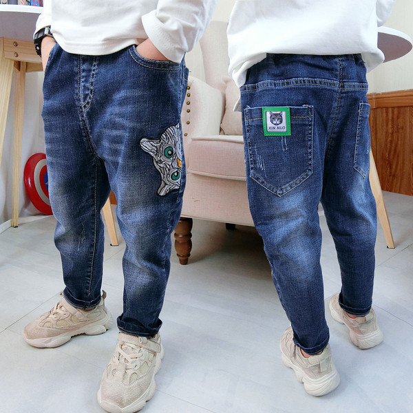 Elasztikus gyerekfarmer fiúknak zsebekkel és emblémával