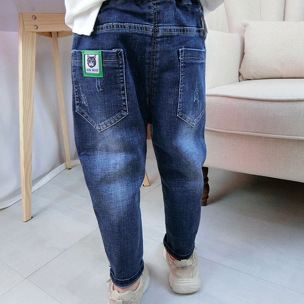 Elasztikus gyerekfarmer fiúknak zsebekkel és emblémával