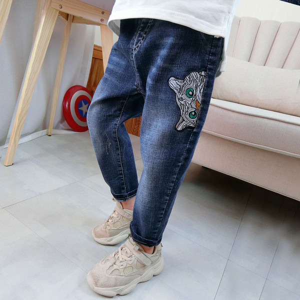 Elasztikus gyerekfarmer fiúknak zsebekkel és emblémával