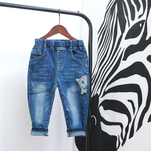 Elasztikus gyerekfarmer fiúknak zsebekkel és emblémával