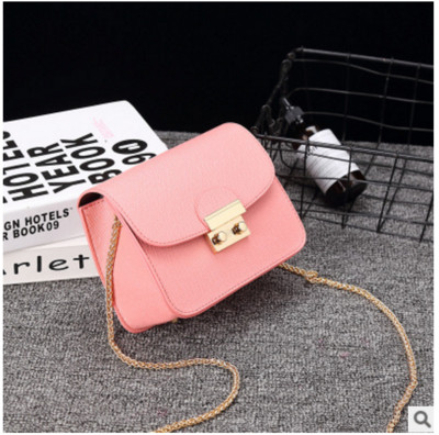 Modern női táska fémlánccal több színben