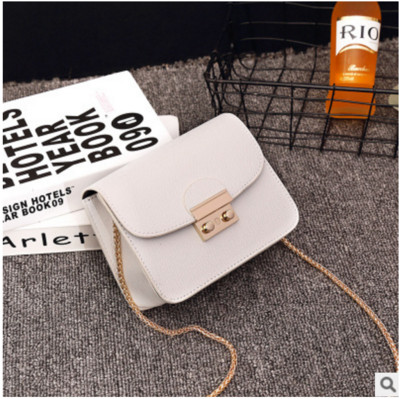 Modern női táska fémlánccal több színben