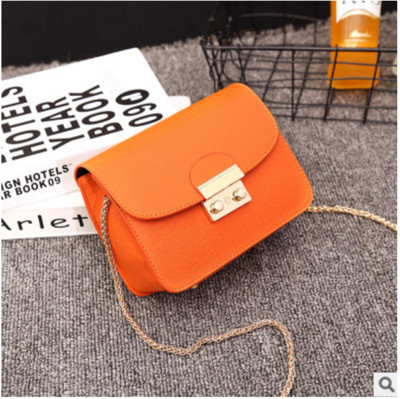 Modern női táska fémlánccal több színben