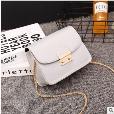 Modern női táska fémlánccal több színben