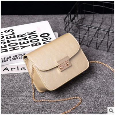 Modern női táska fémlánccal több színben