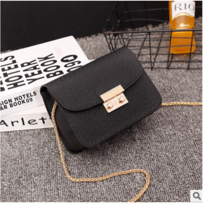 Modern női táska fémlánccal több színben