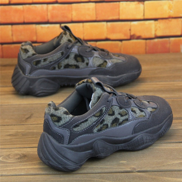 Modern női tornacipő két színben leopárd mintával