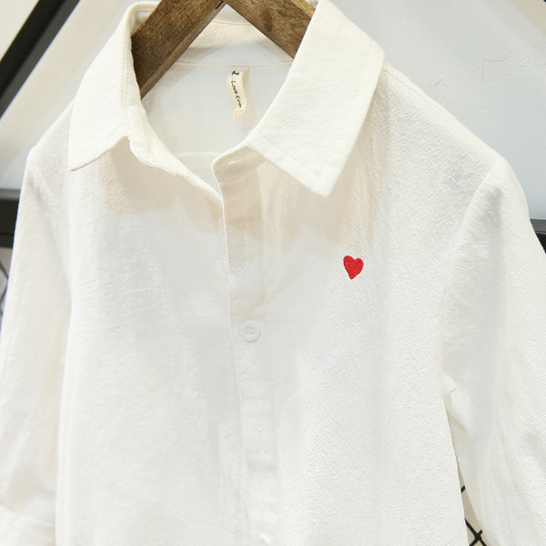 Modern gyereking fiúknak fekete-fehér hímzéssel