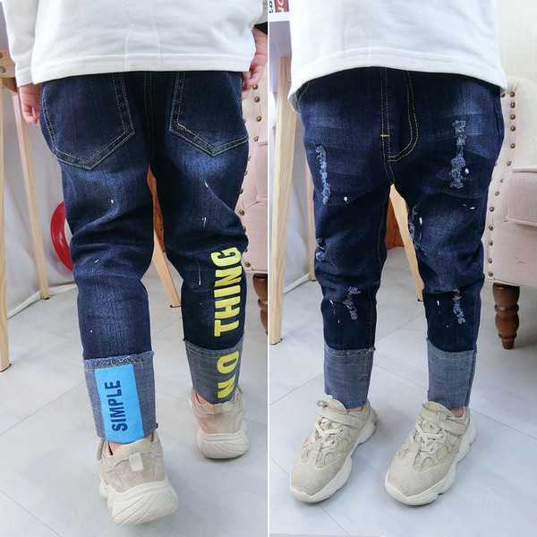 Modern gyerekfarmer fiúknak színes felirattal és zsebekkel