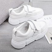 Női tornacipő új modellje két színben, lapos talppal