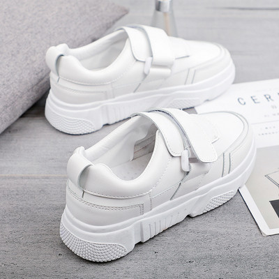 Női tornacipő új modellje két színben, lapos talppal