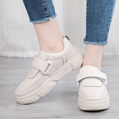 Női tornacipő új modellje két színben, lapos talppal