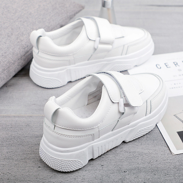 Női tornacipő új modellje két színben, lapos talppal