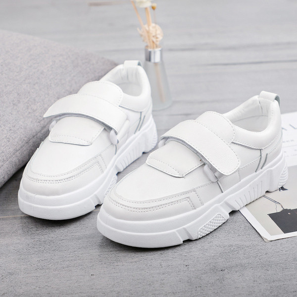 Női tornacipő új modellje két színben, lapos talppal