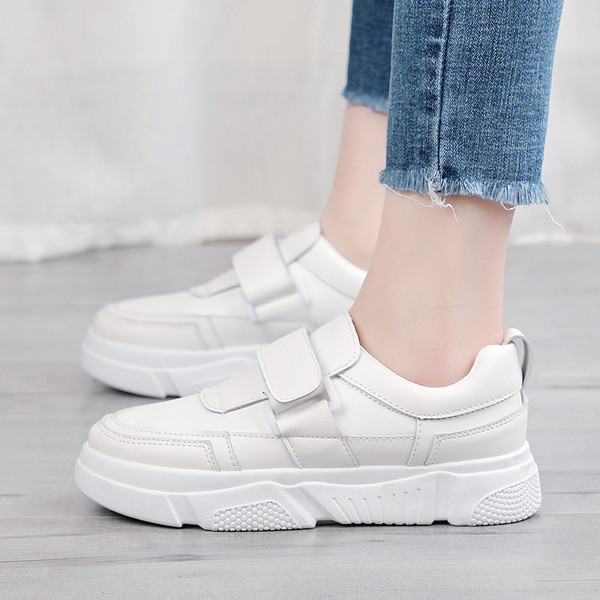 Női tornacipő új modellje két színben, lapos talppal