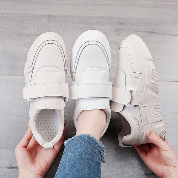 Női tornacipő új modellje két színben, lapos talppal