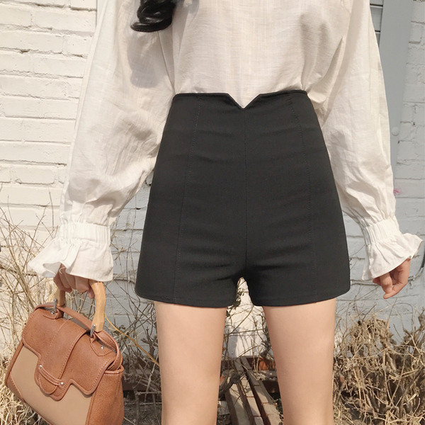 Stílusos női rövidnadrág fehér és fekete színben