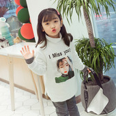 Alkalmi gyerekblúz magas gallérral és rátéttel, fehér színben