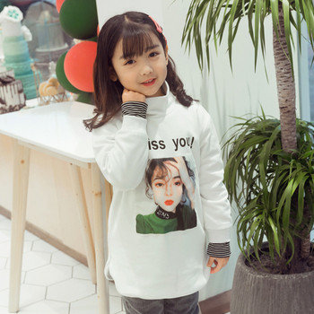Ежедневна детска блуза с висока яка и апликация в бял цвят