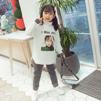 Ежедневна детска блуза с висока яка и апликация в бял цвят