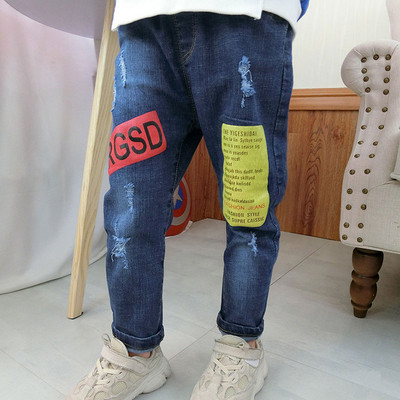 Детски модерни дънки за момчета в син цвят с апликация 