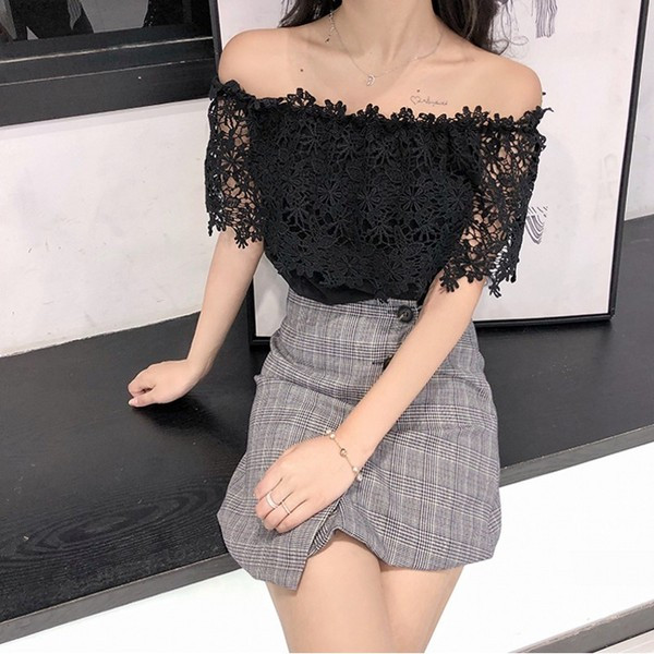 Női blúz csupasz vállval, fehér és fekete hímzéssel