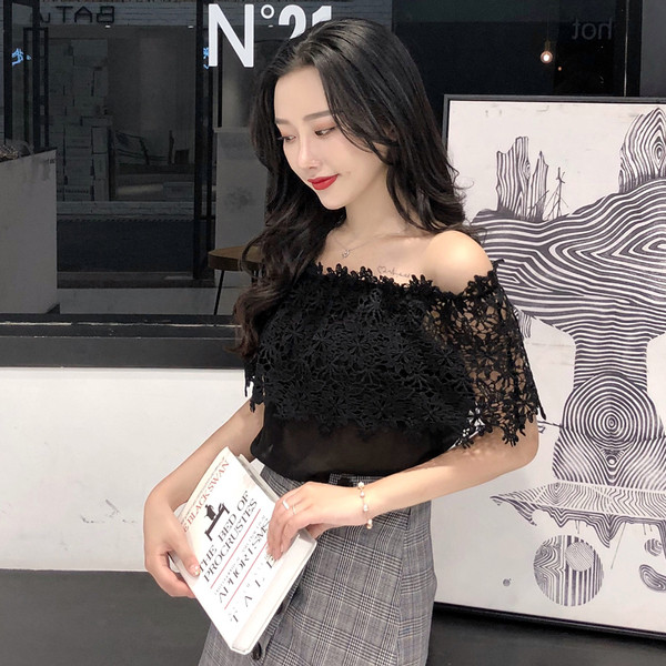 Női blúz csupasz vállval, fehér és fekete hímzéssel