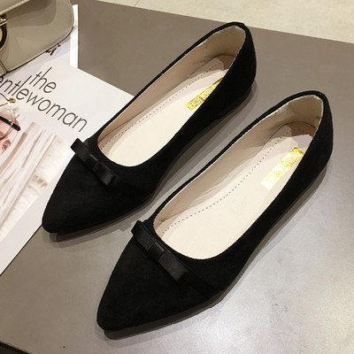 Stílusos női cipő két színű szalaggal, lapos talppal