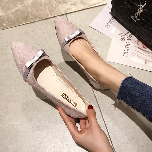 Stílusos női cipő két színű szalaggal, lapos talppal