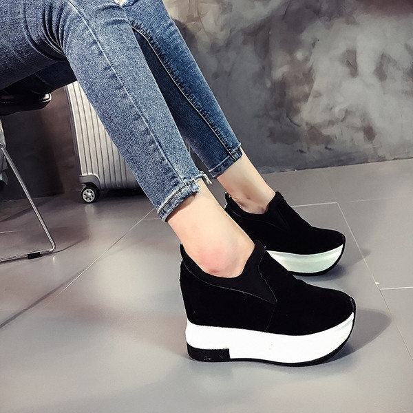 Modern női tornacipő két színben, magas talppal