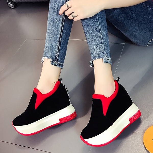 Modern női tornacipő két színben, magas talppal