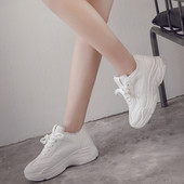 Női topikális tornacipő magas talppal, fehér színben