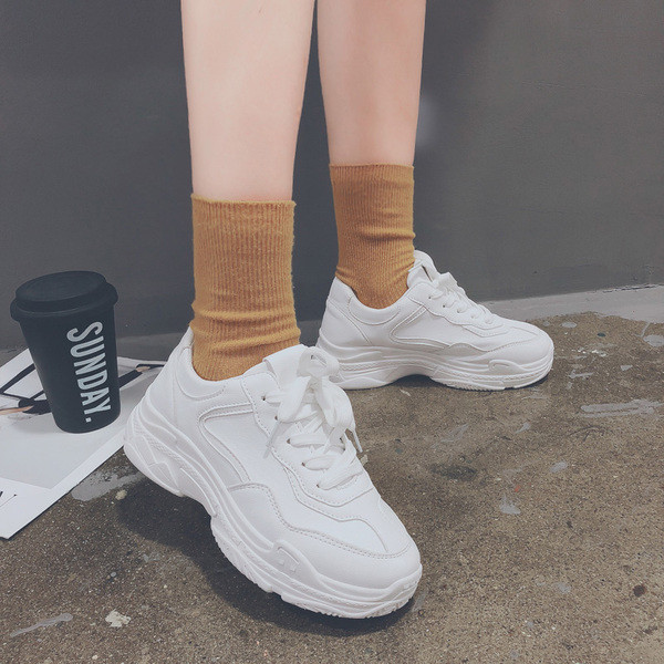 Női topikális tornacipő magas talppal, fehér színben