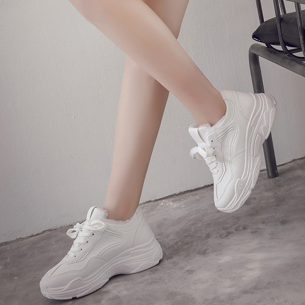 Női topikális tornacipő magas talppal, fehér színben