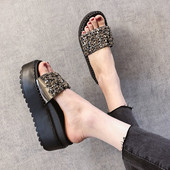 Papuci moderni de dama cu talpa inalta in doua culori