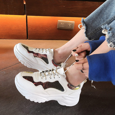 Aktuális női tornacipő fehér színben