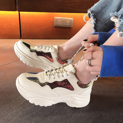 Aktuális női tornacipő fehér színben