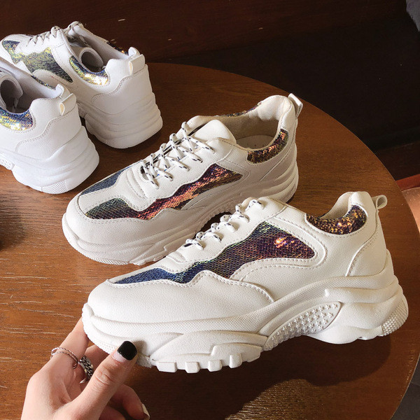 Aktuális női tornacipő fehér színben