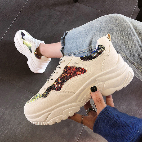 Aktuális női tornacipő fehér színben