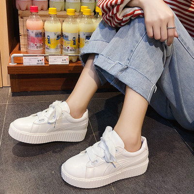 Modern női tornacipő lapos talppal, fehér színben