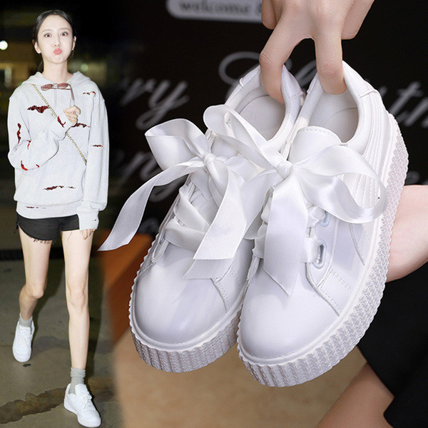 Modern női tornacipő lapos talppal, fehér színben