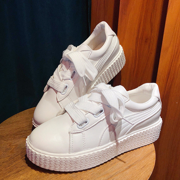 Modern női tornacipő lapos talppal, fehér színben